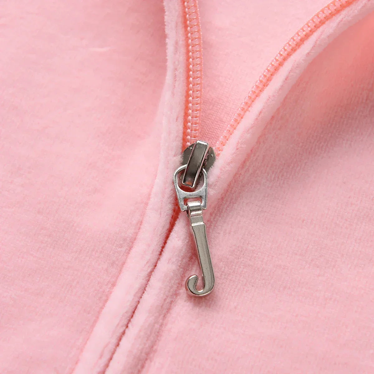 Velvet Tracksuit - light pink (close up on zipper)